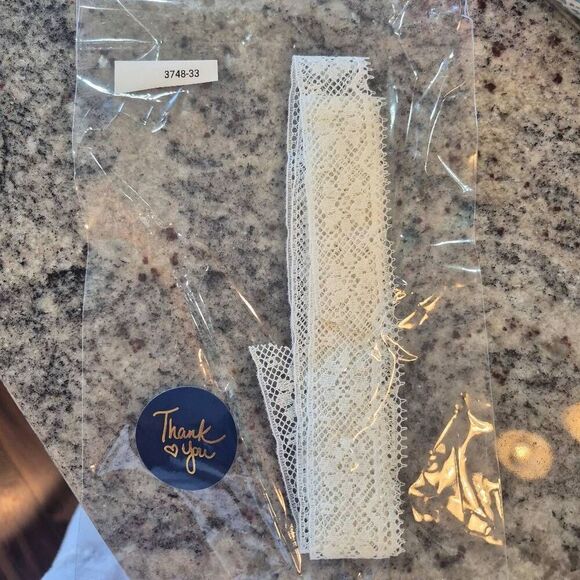 Lace, White Cotton & Nylon, Heirloom type, 1.25" x 1.5 yds - Picture 2 of 3